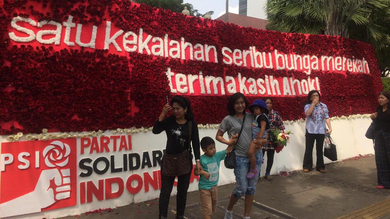 Karangan Bunga Berwarna Merah Putih Itu Paling Besar di Balai Kota…