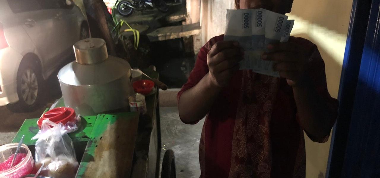 Cerita Sis Susy Rizky yang Dipercaya Donatur Membagikan Uang Tunai kepada Rakyat Terdampak Corona