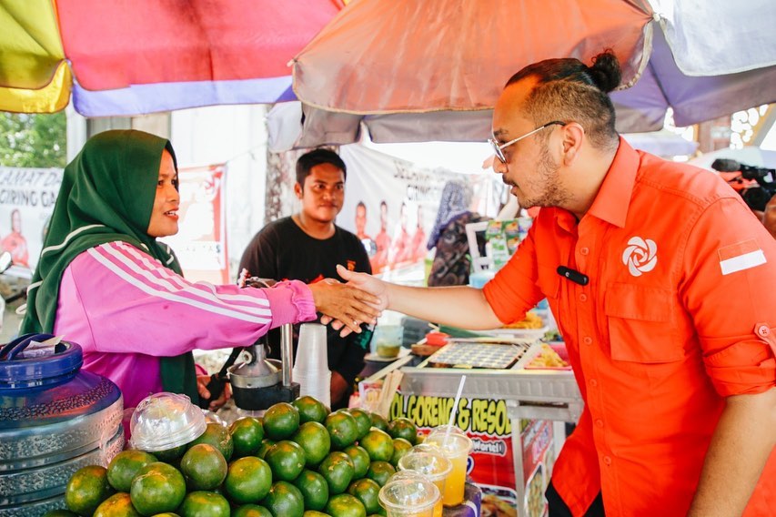 Ketua Umum PSI Giring Ganesha Blusukan di Palangkaraya, Cari Simpati Warga Beli Produk UMKM