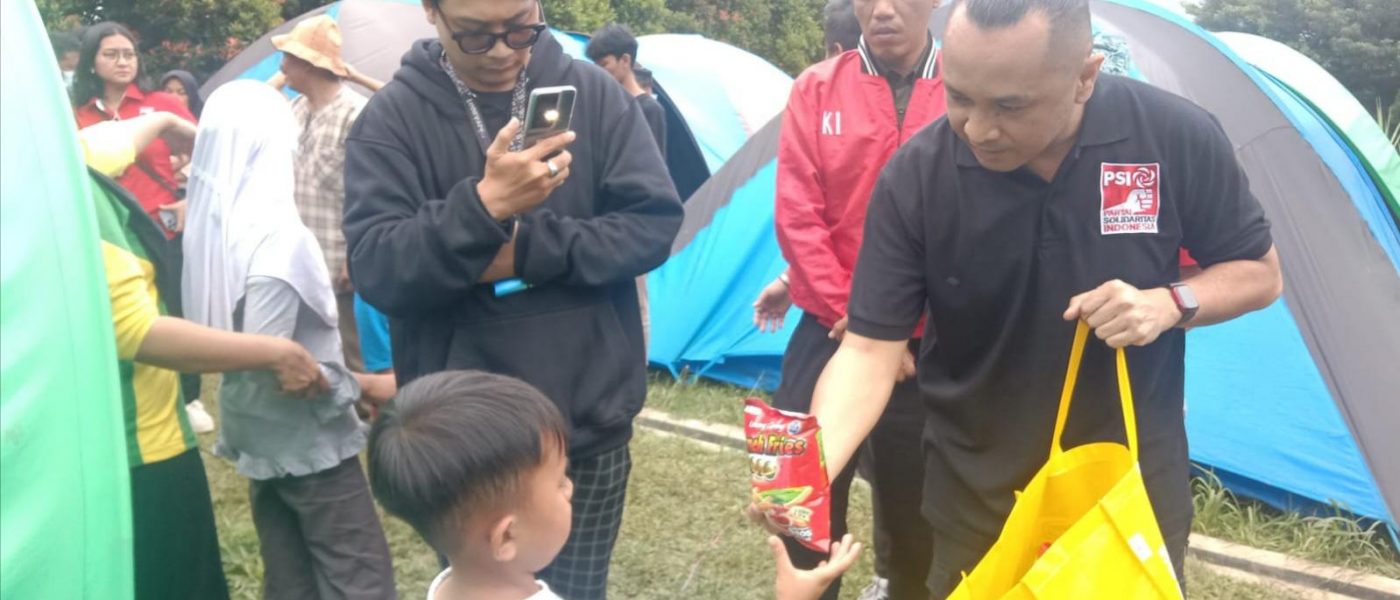 Politikus PSI “Giring Nidji” Sambangi dan Beri Bantuan Pada Korban Gempa Cianjur