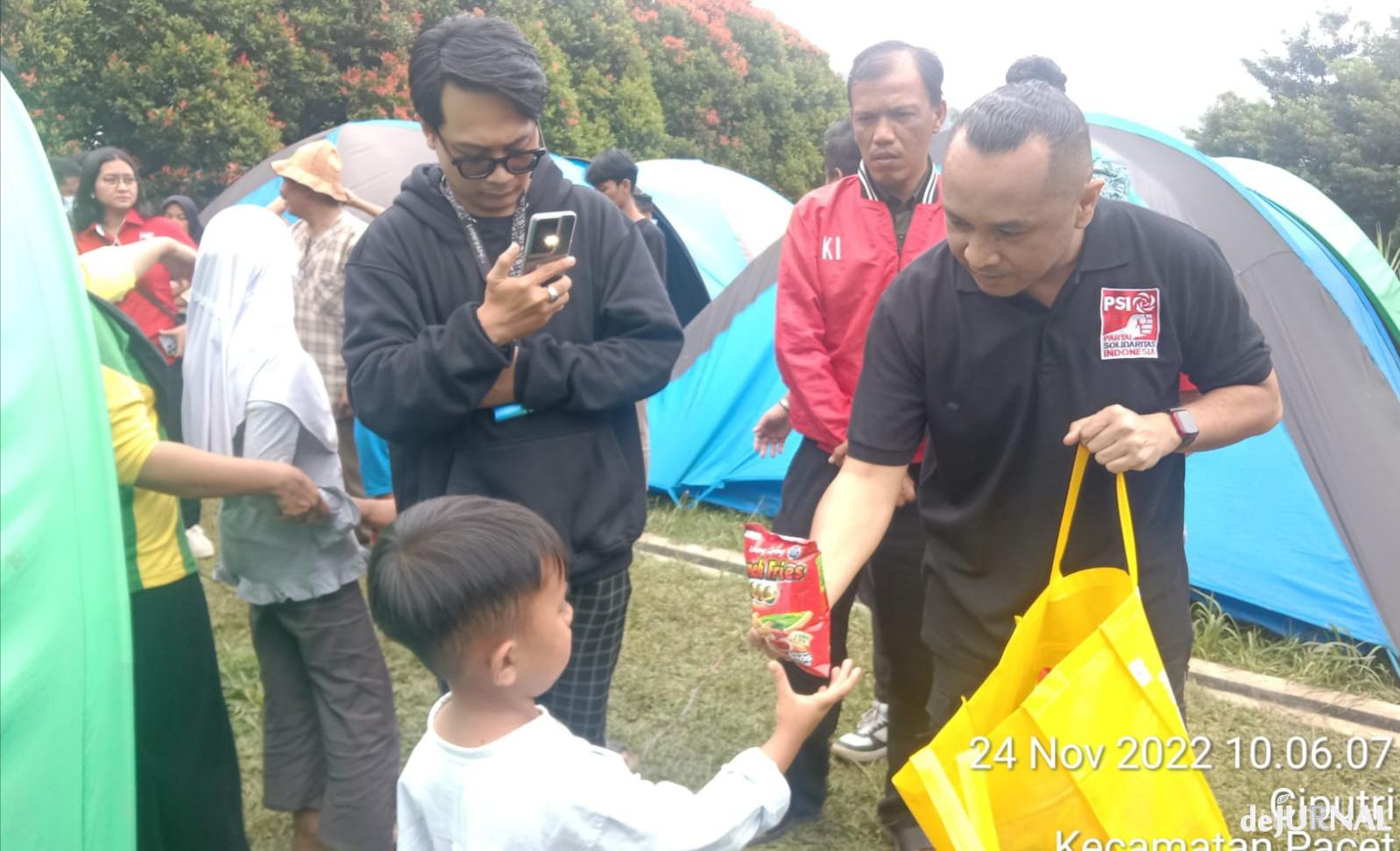 Politikus PSI “Giring Nidji” Sambangi dan Beri Bantuan Pada Korban Gempa Cianjur