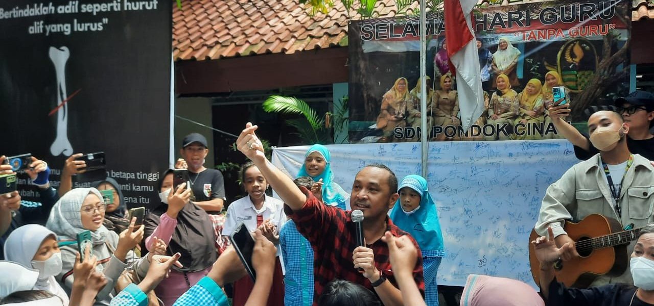 Datangi SDN Pondok Cina 1 Giring Ganesha Hibur Siswa Dengan Bernyanyi