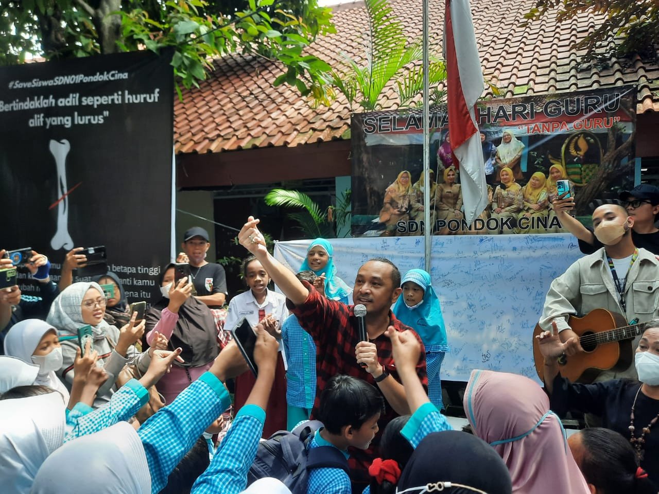 Datangi SDN Pondok Cina 1 Giring Ganesha Hibur Siswa Dengan Bernyanyi