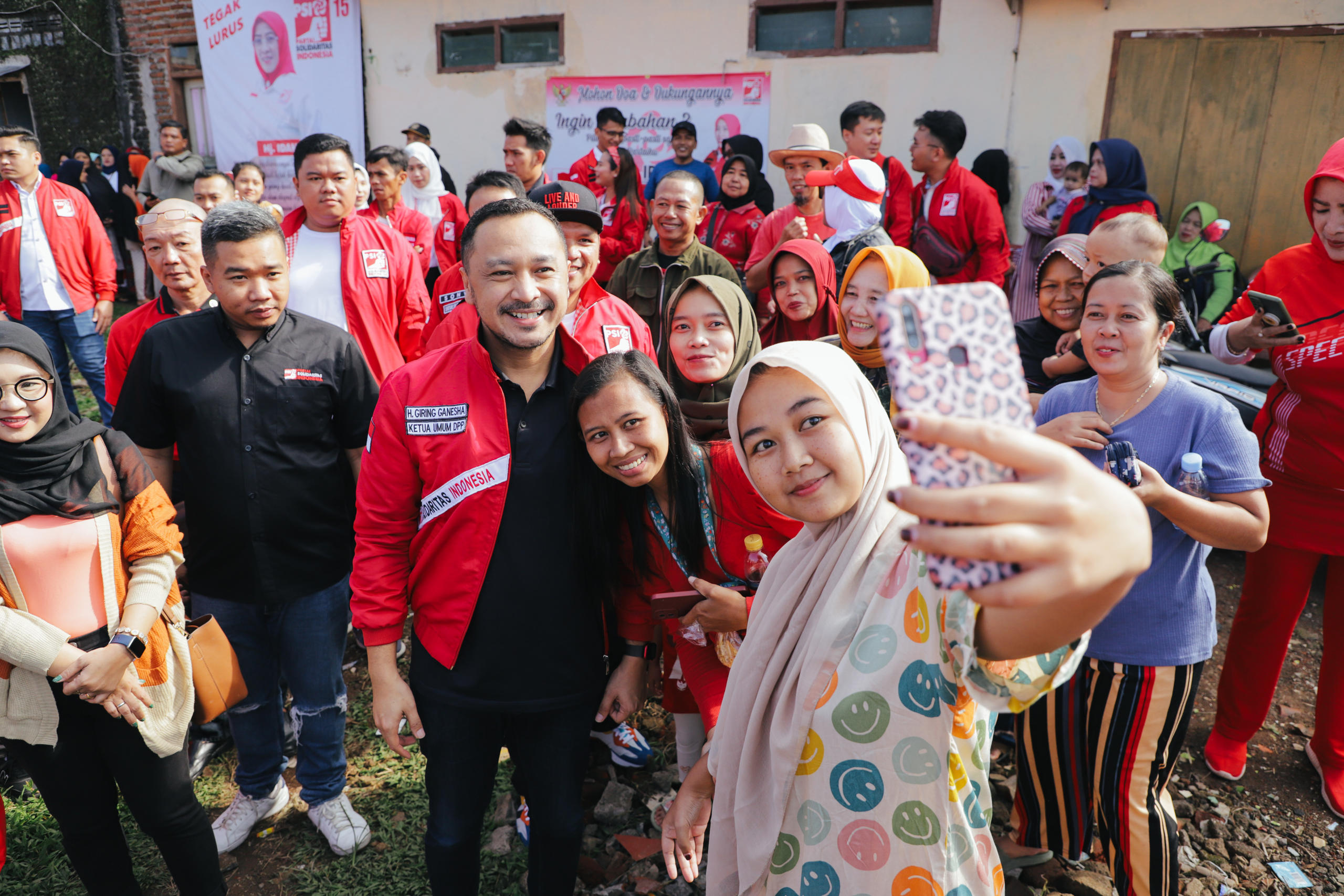 Ketua Umum PSI Giring Ganesha Djumaryo Ngamen Solidaritas di Tasikmalaya, Disambut Antusias Warga