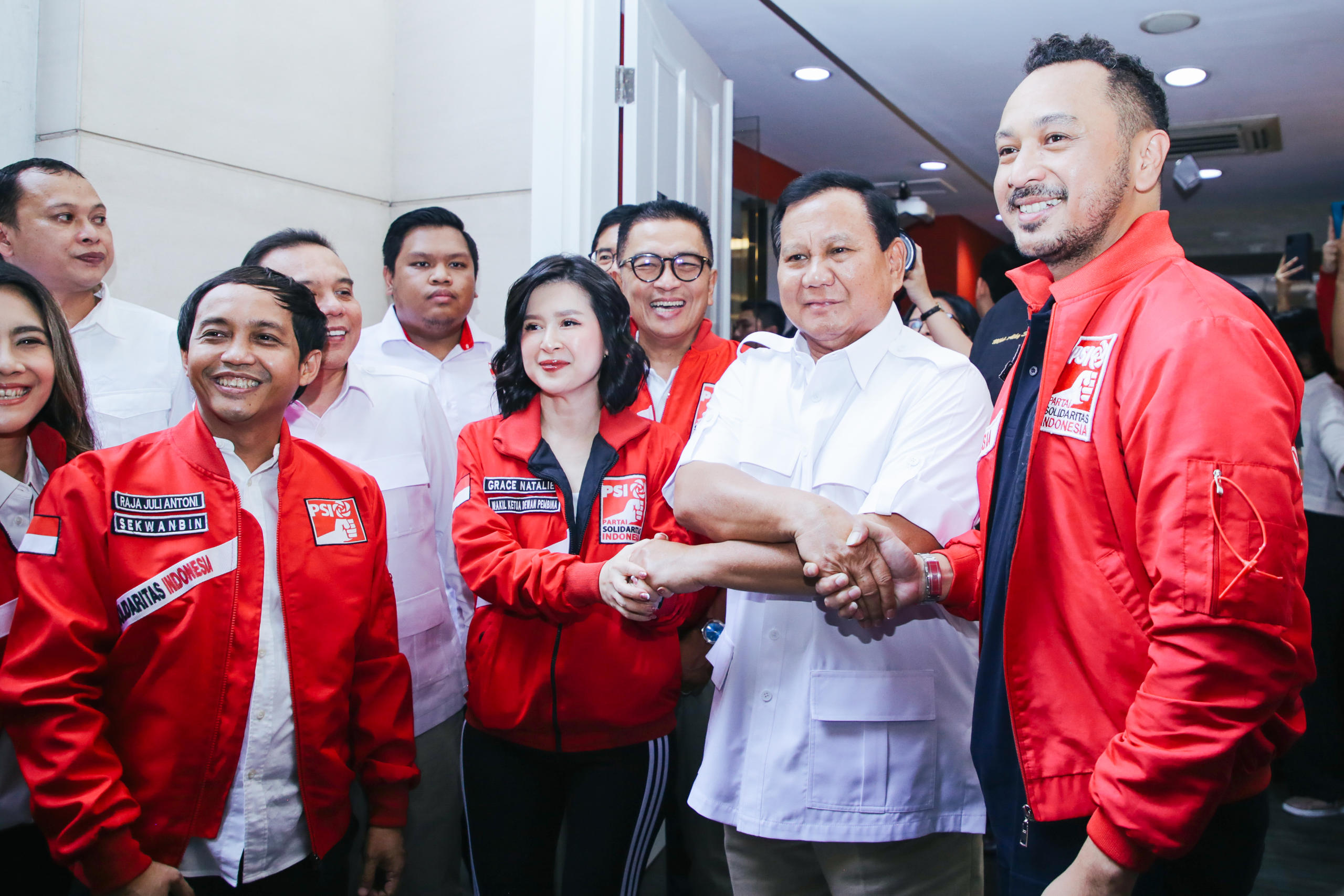 Prabowo Tiba di Kantor PSI, Salam Silang dengan Giring dan Grace Natalie