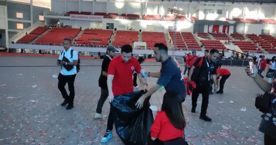 Kompak! Kaesang dan Giring Ganesha Bersihkan Sampah di Stadion Jatidiri